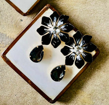 Load image into Gallery viewer, Black Flower Earring