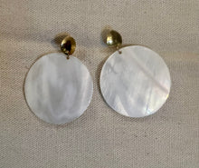 Load image into Gallery viewer, Round Shell Earrings