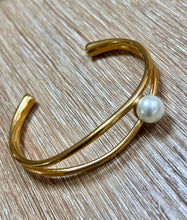 Load image into Gallery viewer, Pearl Wave Cuff