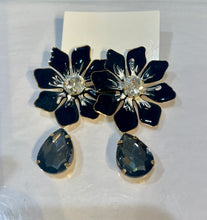 Load image into Gallery viewer, Black Flower Earring