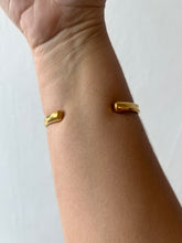 Load image into Gallery viewer, Pearl Wave Cuff