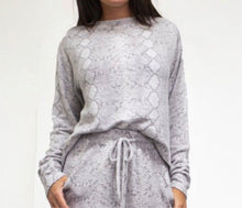 Load image into Gallery viewer, Snake Print Long Sleeves TOP